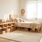 Chambre d’enfant lumineuse et bien rangée avec rangements bas, tapis doux et mobilier évolutif en bois.