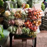 Des visiteurs explorent un marché couvert en Martinique pendant une journée pluvieuse.