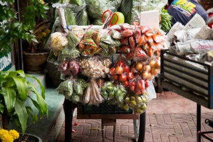 Des visiteurs explorent un marché couvert en Martinique pendant une journée pluvieuse.