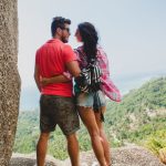 Un couple se promène main dans la main sur une plage de Guadeloupe.