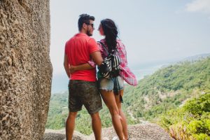 Un couple se promène main dans la main sur une plage de Guadeloupe.