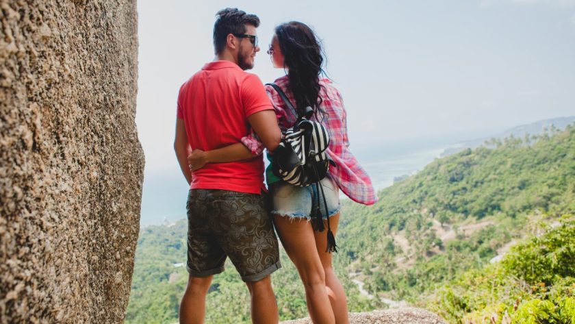 Un couple se promène main dans la main sur une plage de Guadeloupe.