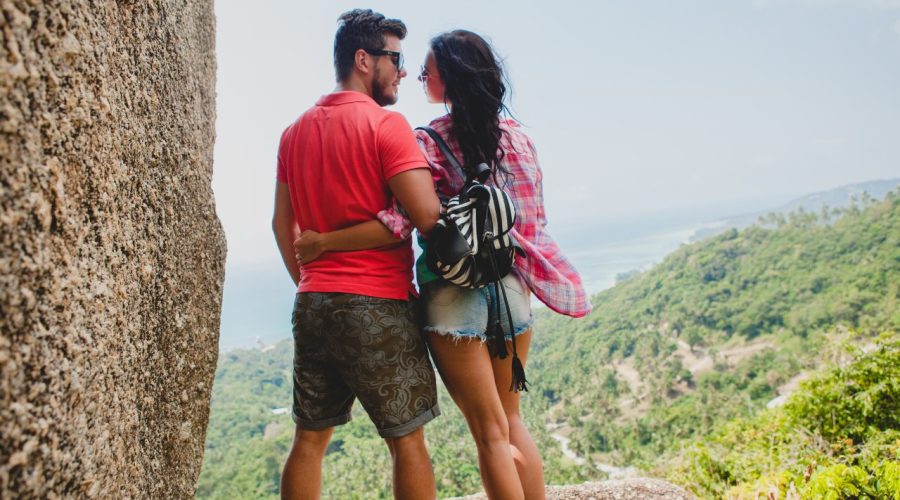 Un couple se promène main dans la main sur une plage de Guadeloupe.