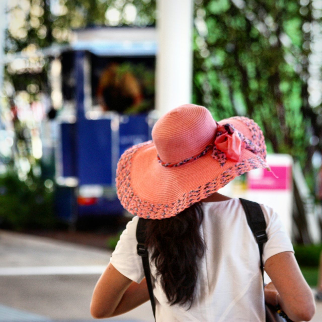 Voyageurs attendant un bus pour visiter la Guadeloupe sans voiture depuis Le Gosier.