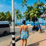 Bus local au Gosier, en Guadeloupe, près d’une plage bordée de palmiers.