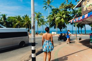 Bus local au Gosier, en Guadeloupe, près d’une plage bordée de palmiers.