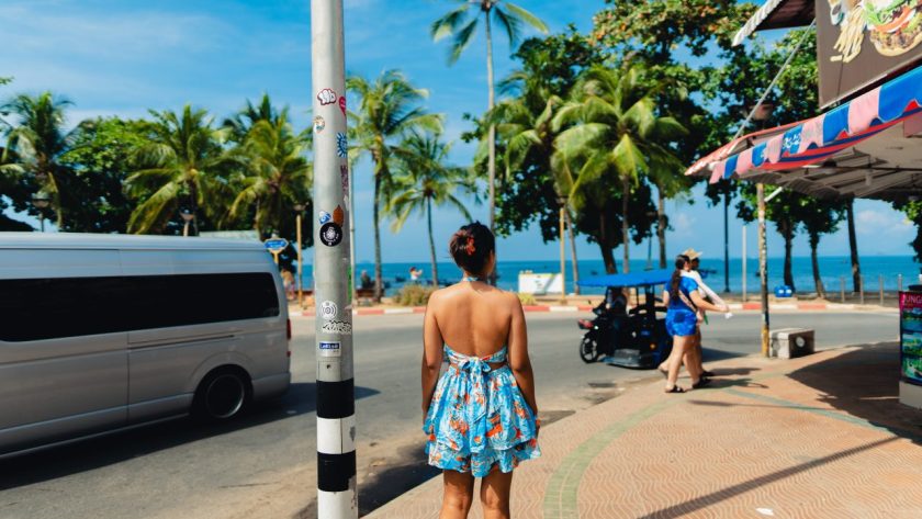 Bus local au Gosier, en Guadeloupe, près d’une plage bordée de palmiers.