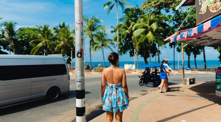 Bus local au Gosier, en Guadeloupe, près d’une plage bordée de palmiers.