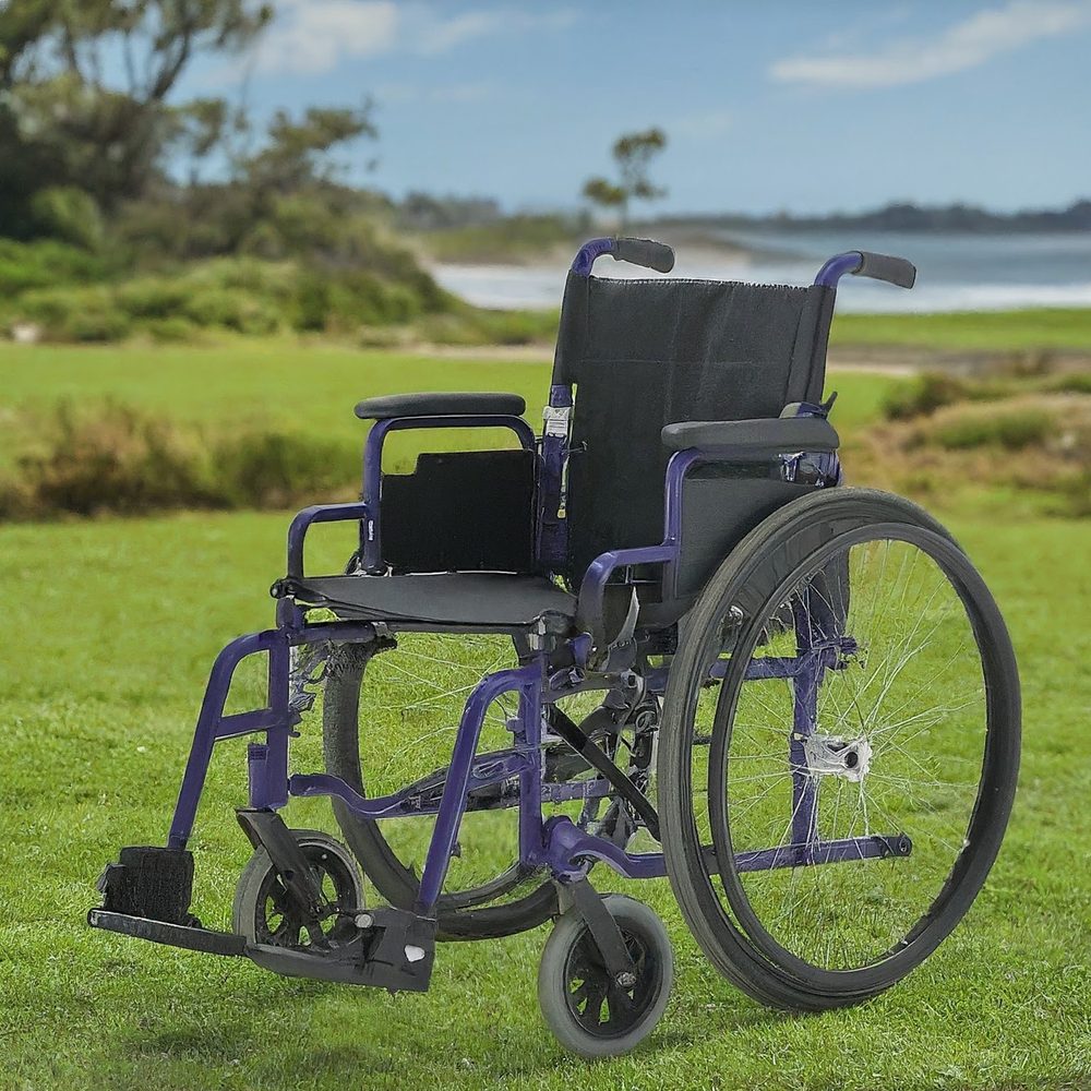 Fauteuil roulant tout-terrain installé près d’une plage tropicale des Antilles.