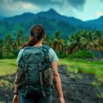 Voyageur préparant son budget pour un séjour de dix jours aux Antilles, avec calculatrice, carnet et billets sur une table.