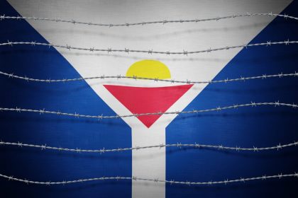 Panneau signalant la frontière entre les parties française et néerlandaise de Saint-Martin.