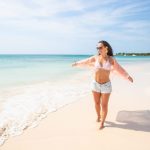 Voyageuse seule marchant sur une plage des Caraïbes