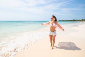 Voyageuse seule marchant sur une plage des Caraïbes