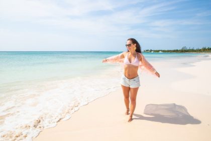 Voyageuse seule marchant sur une plage des Caraïbes