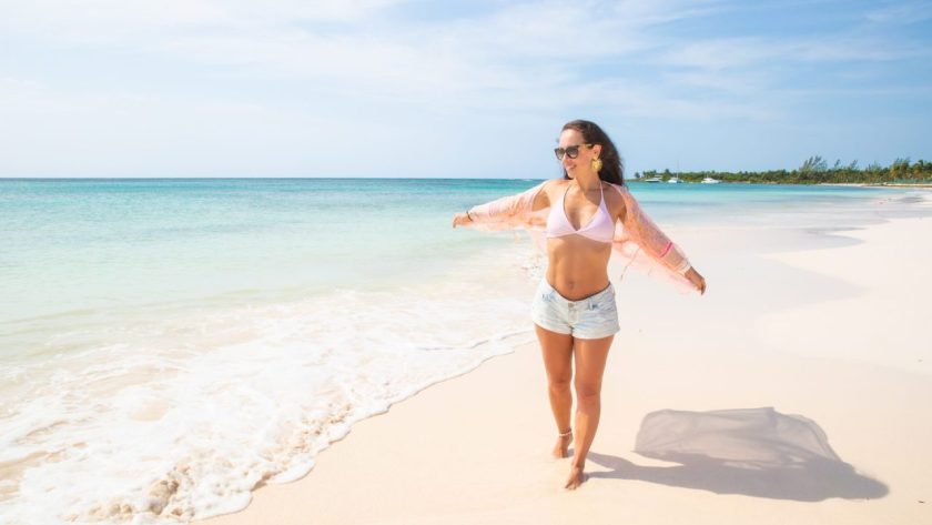 Voyageuse seule marchant sur une plage des Caraïbes