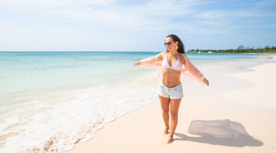 Voyageuse seule marchant sur une plage des Caraïbes