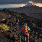 Randonneurs débutants sur un sentier volcanique menant à la Soufrière de Guadeloupe