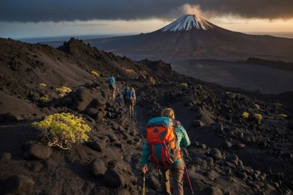 Randonneurs débutants sur un sentier volcanique menant à la Soufrière de Guadeloupe