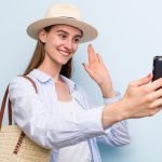 Voyageur consultant son téléphone sur une plage des Caraïbes.