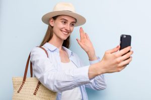 Voyageur consultant son téléphone sur une plage des Caraïbes.