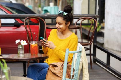 Voyageur utilisant son téléphone dans un café à La Havane pour vérifier son paiement et sa connexion internet.