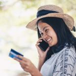 Voyageur payant par carte dans un petit marché des Caraïbes
