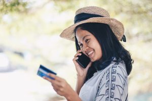Voyageur payant par carte dans un petit marché des Caraïbes