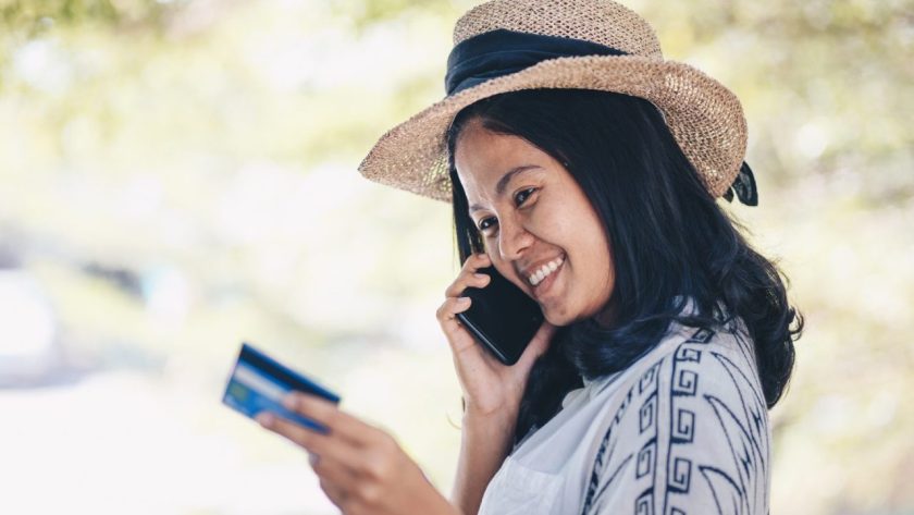 Voyageur payant par carte dans un petit marché des Caraïbes