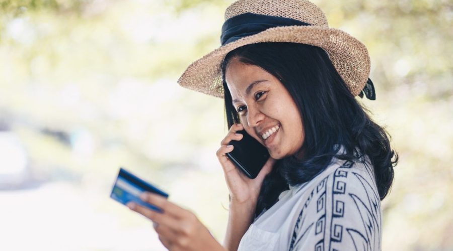 Voyageur payant par carte dans un petit marché des Caraïbes