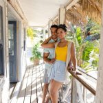 Famille réunie sur la terrasse d’une villa des Antilles pendant les vacances