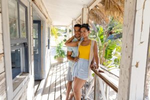 Famille réunie sur la terrasse d’une villa des Antilles pendant les vacances