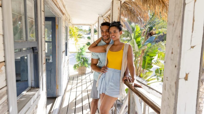 Famille réunie sur la terrasse d’une villa des Antilles pendant les vacances