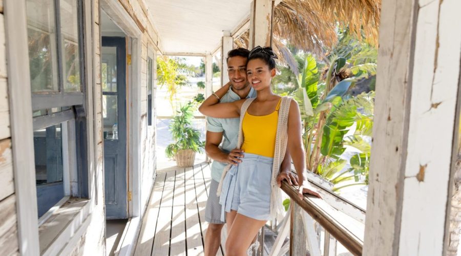 Famille réunie sur la terrasse d’une villa des Antilles pendant les vacances