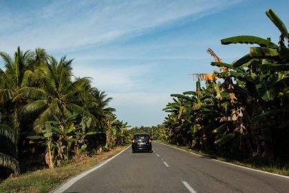 Voiture de location garée devant un resort en Jamaïque.
