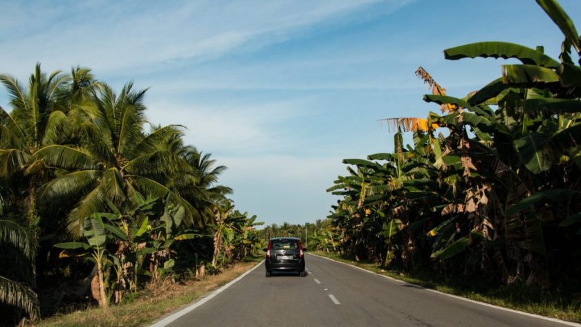 Voiture de location garée devant un resort en Jamaïque.